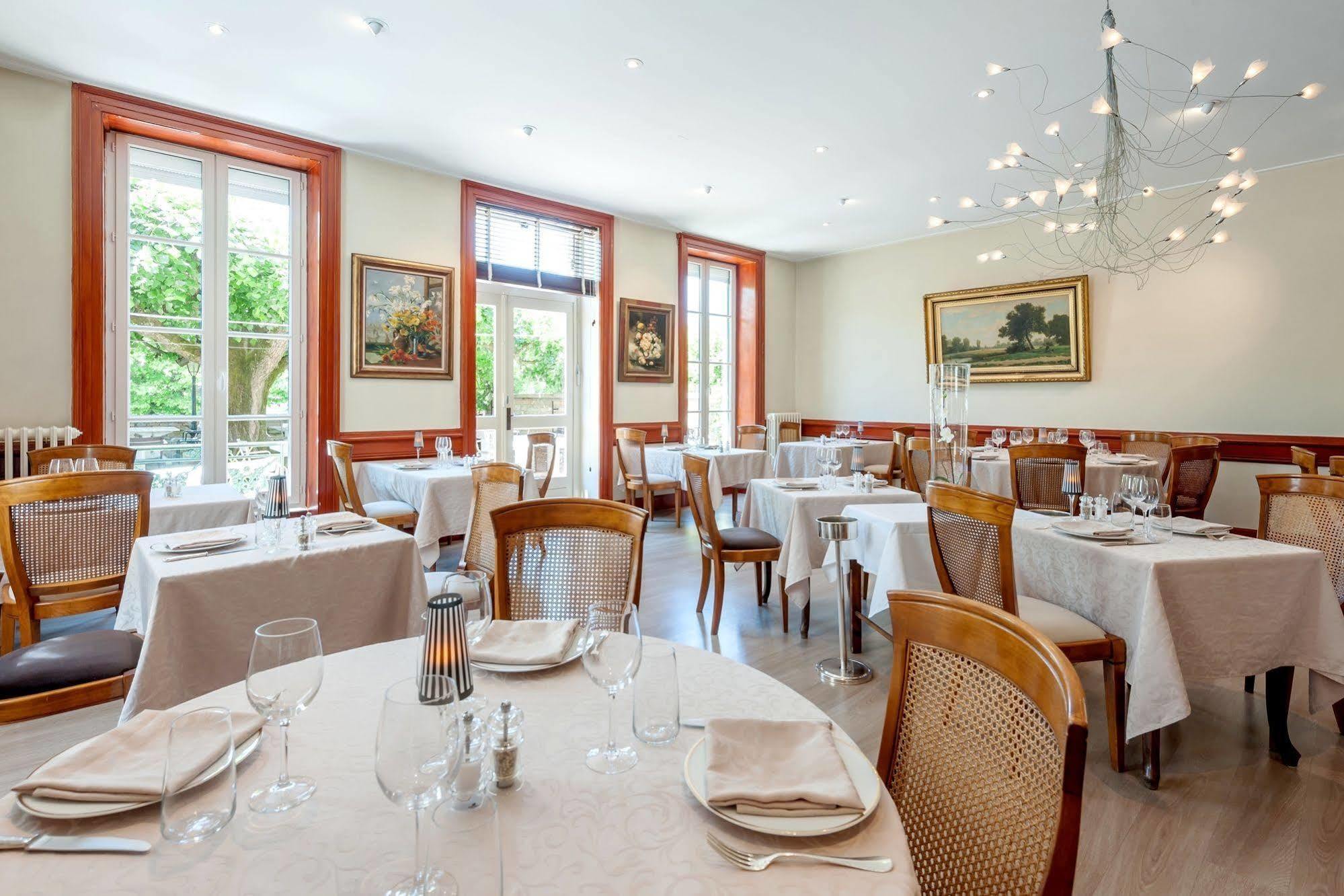 Hotel Restaurant Emile Job Montmerle-sur-Saone Exterior photo