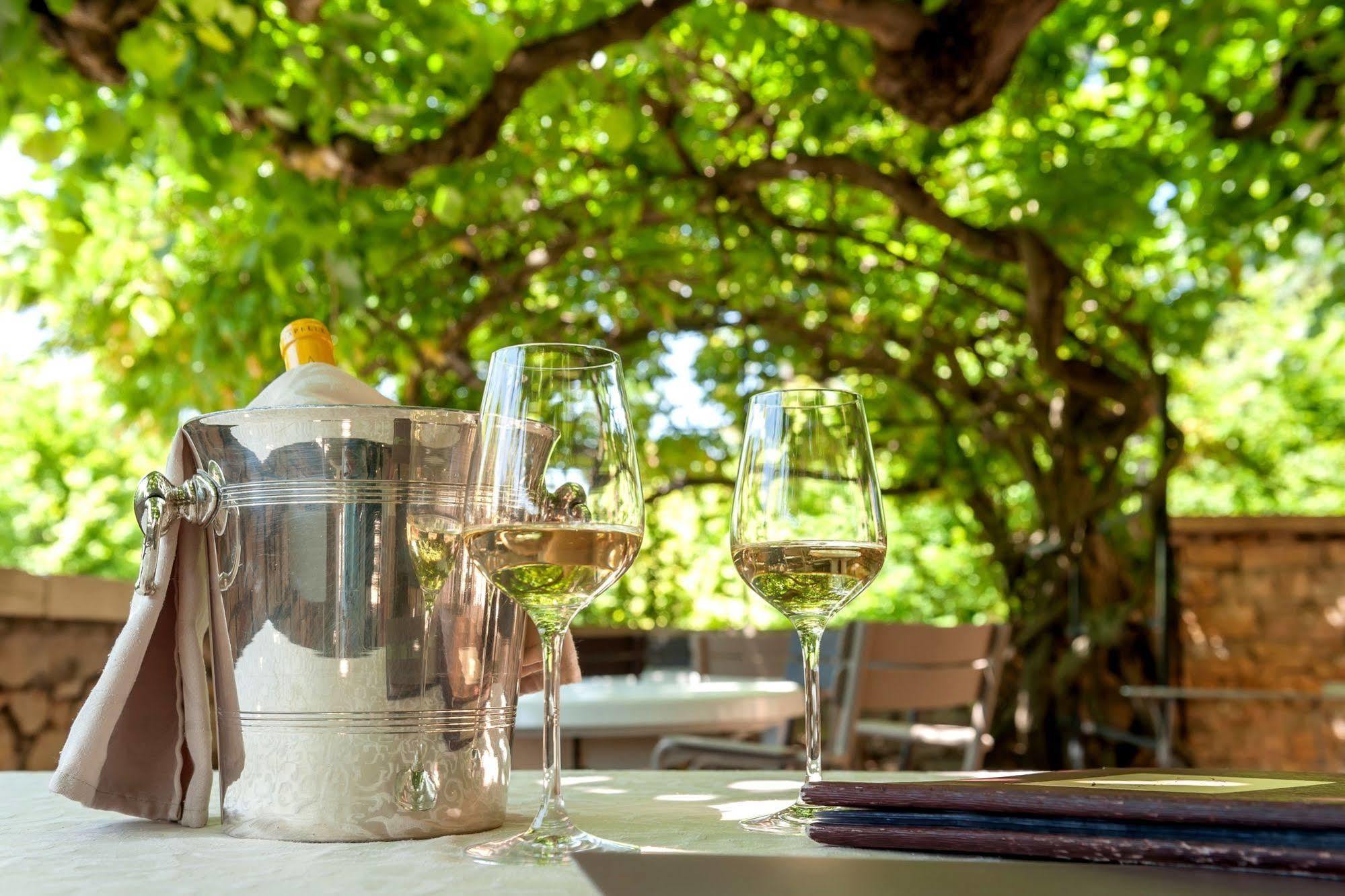 Hotel Restaurant Emile Job Montmerle-sur-Saone Exterior photo