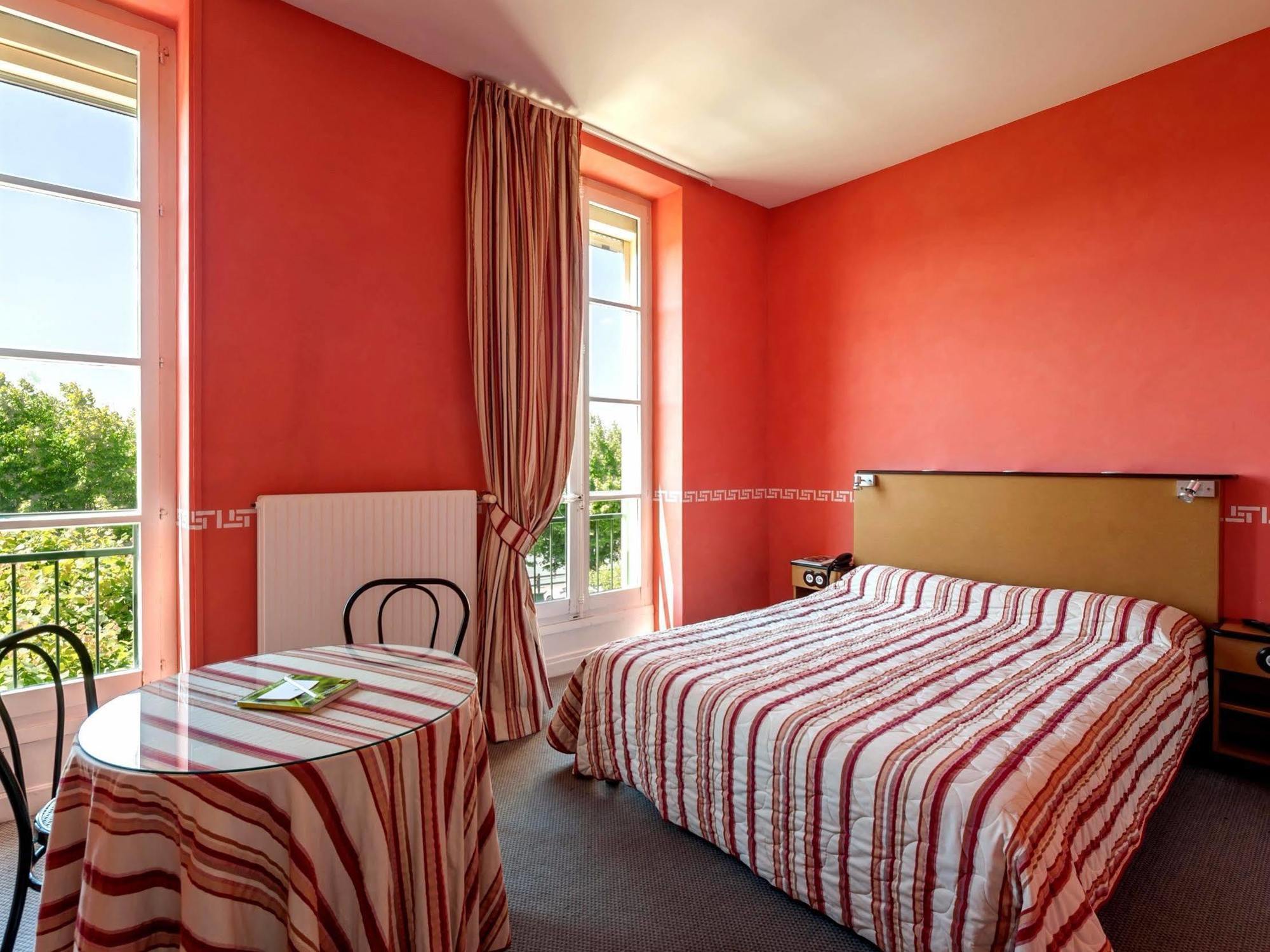 Hotel Restaurant Emile Job Montmerle-sur-Saone Exterior photo
