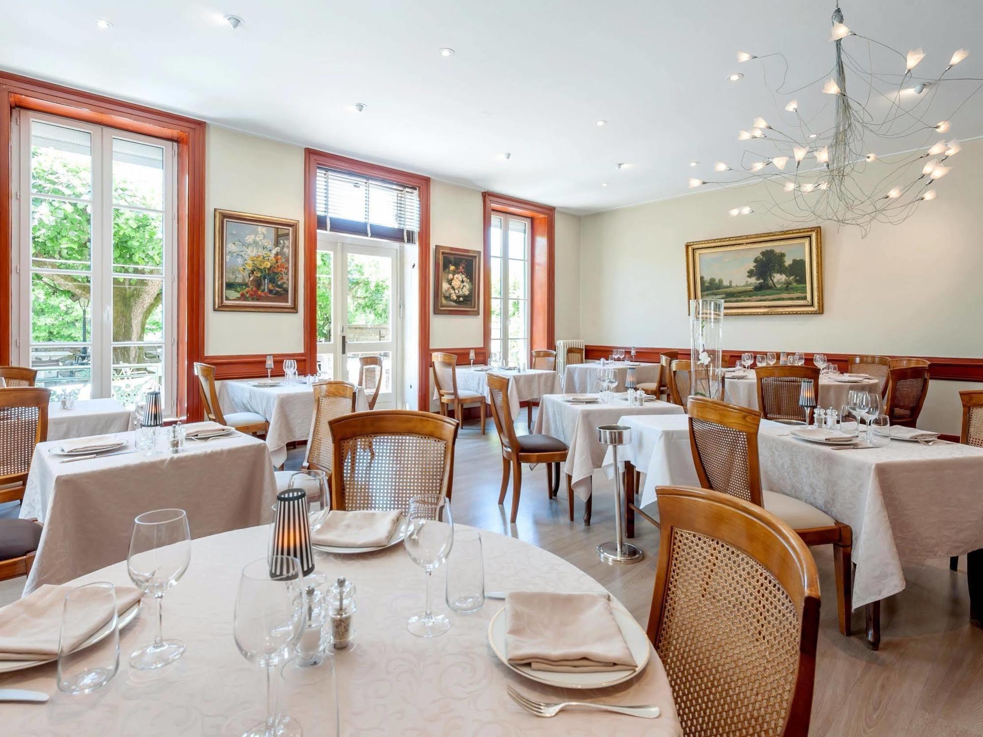 Hotel Restaurant Emile Job Montmerle-sur-Saone Exterior photo
